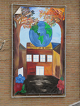 828590 Afbeelding van een groot doek met de schildering 'SCHOOL IN DE WERELD', gespannen op een gevel aan het ...